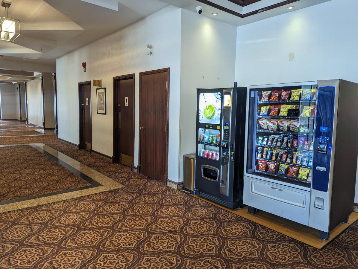 Hotel Riviera Plaza&Conference Centre Calgary Airport Exterior foto