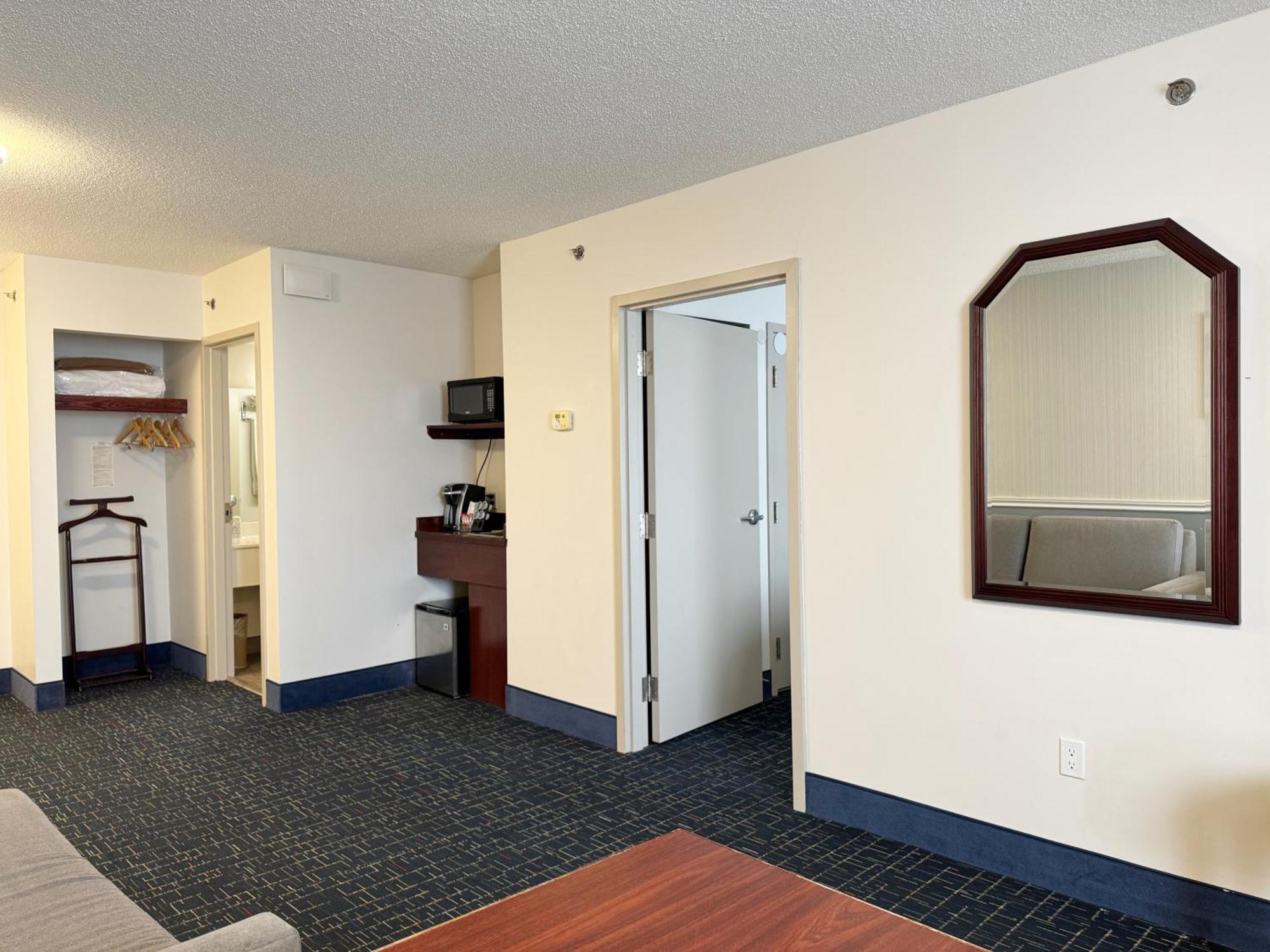 Hotel Riviera Plaza&Conference Centre Calgary Airport Exterior foto