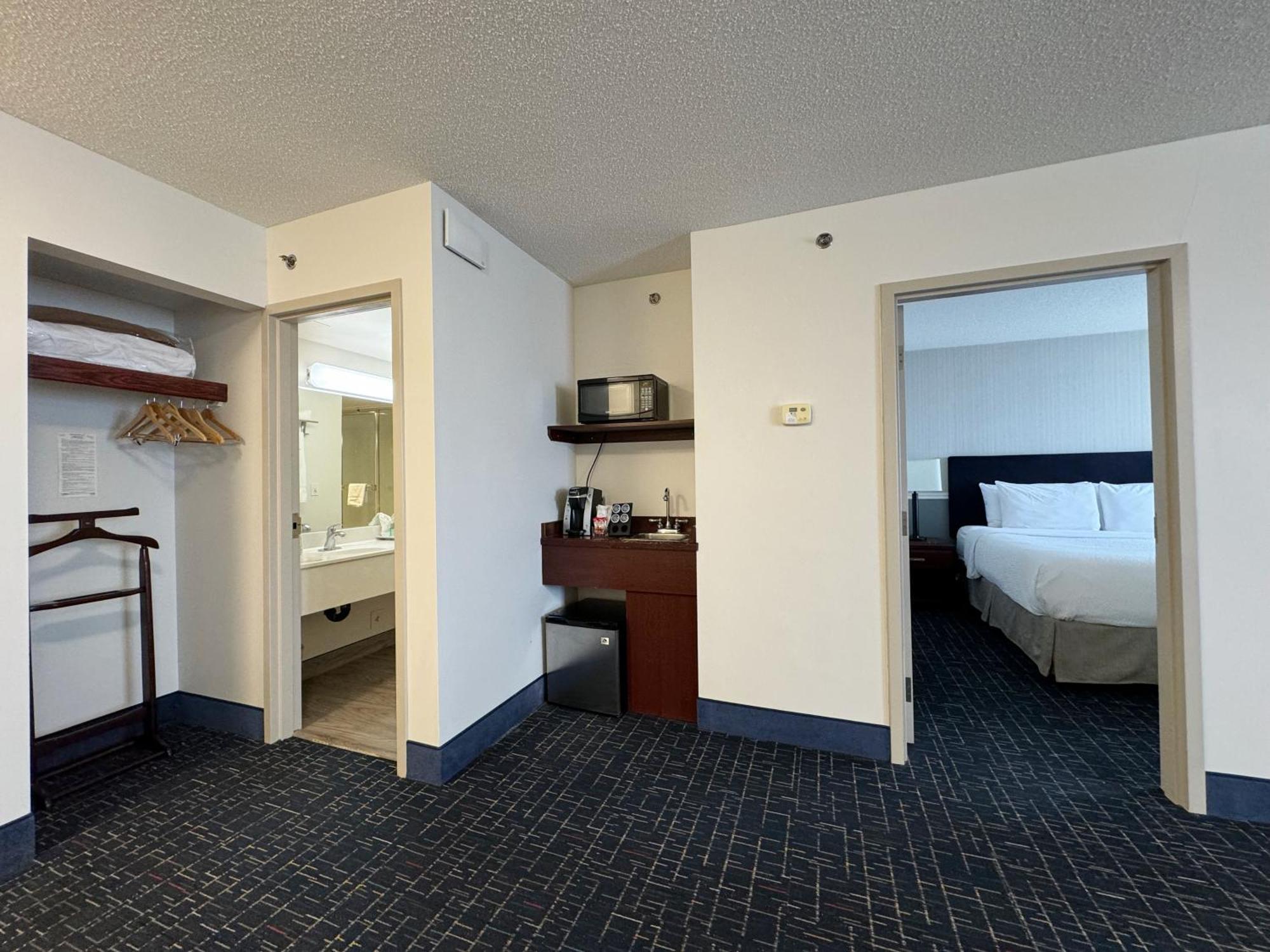 Hotel Riviera Plaza&Conference Centre Calgary Airport Exterior foto