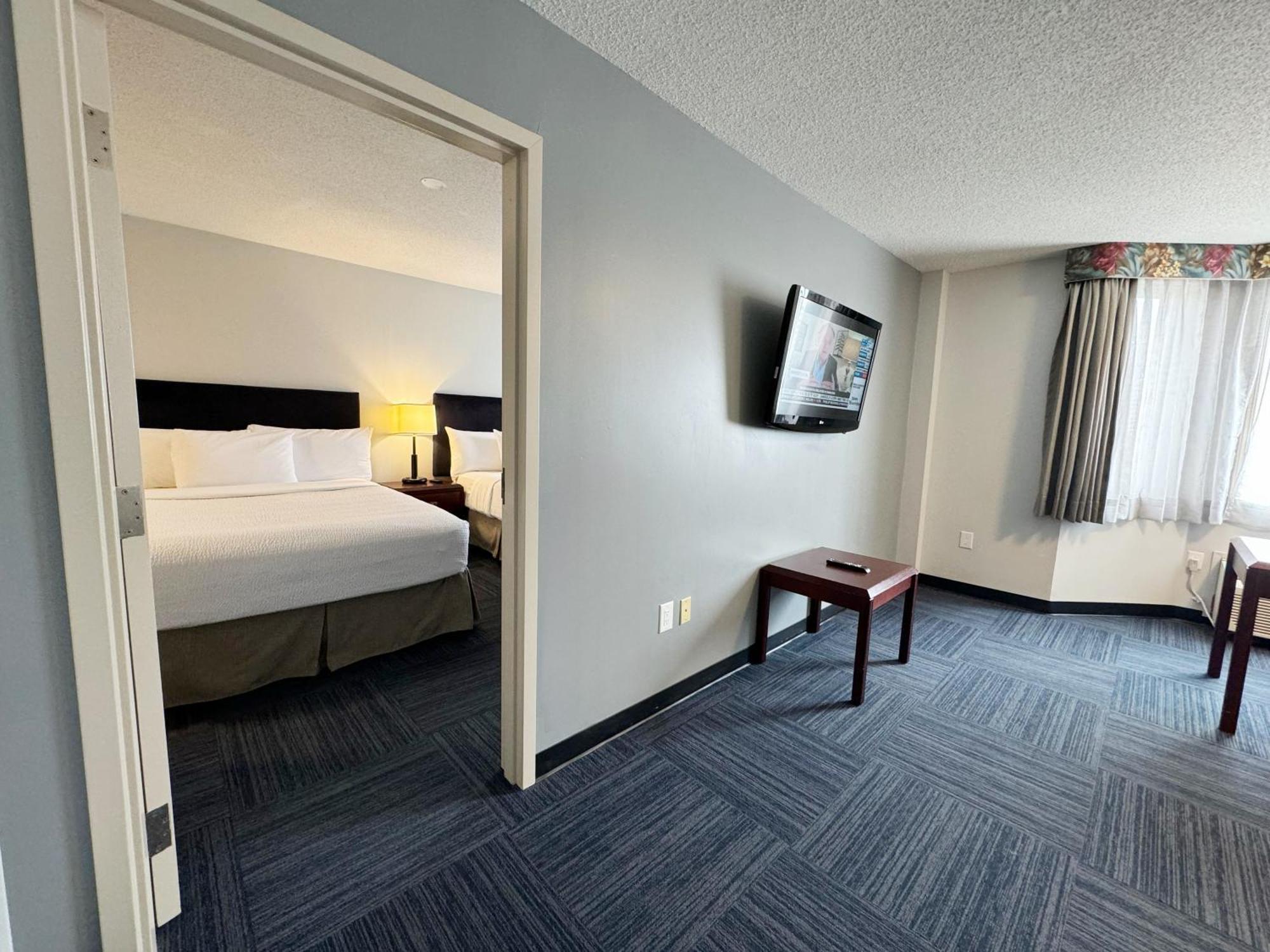Hotel Riviera Plaza&Conference Centre Calgary Airport Exterior foto